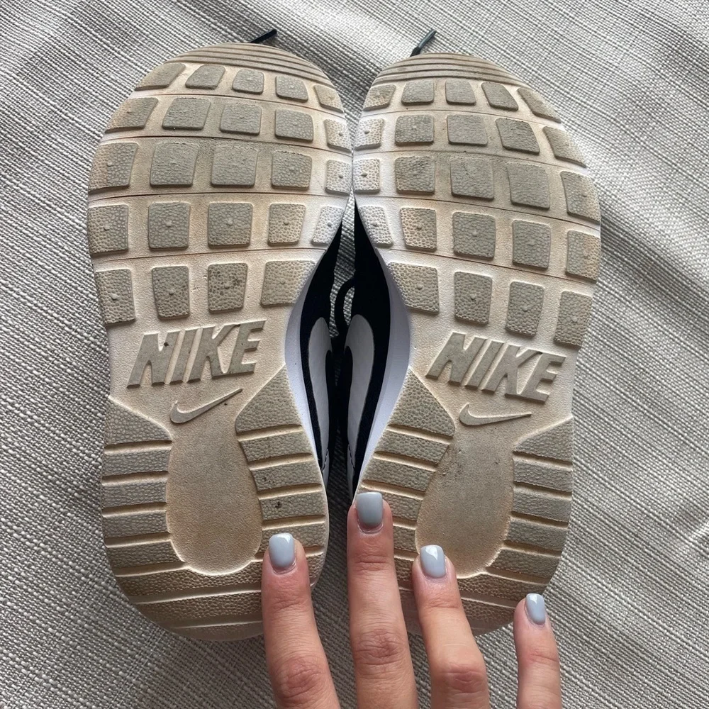 Nike Tanjun Shoes - 5Y / 6.5W